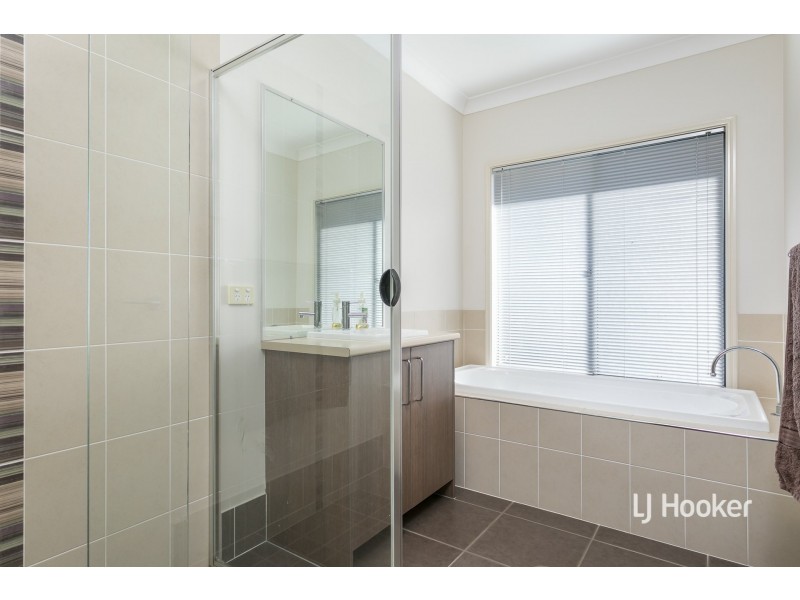 4 Mervyn Crescent, Redland Bay QLD 4165