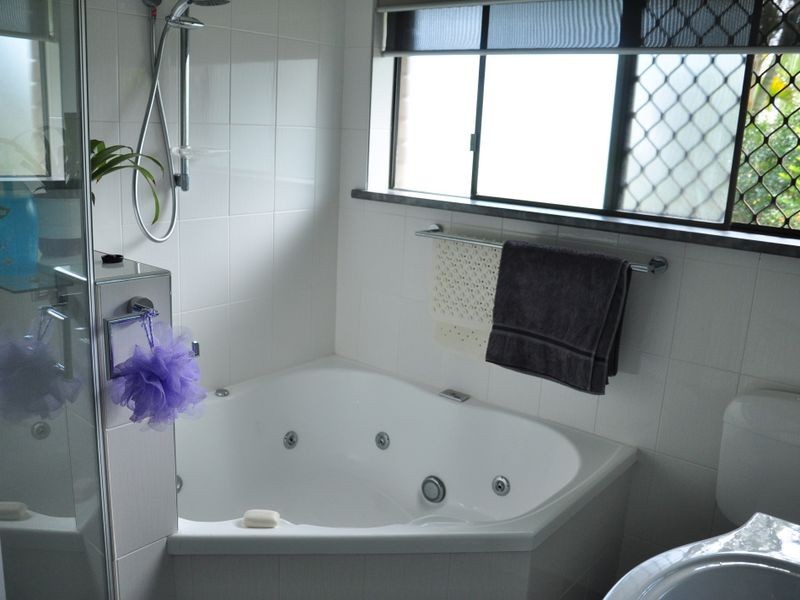 2 BANKSIA STREET, Redland Bay QLD 4165