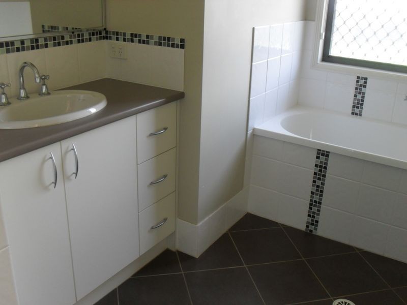 8 Huntly Place, Redland Bay QLD 4165