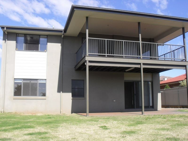 8 Huntly Place, Redland Bay QLD 4165
