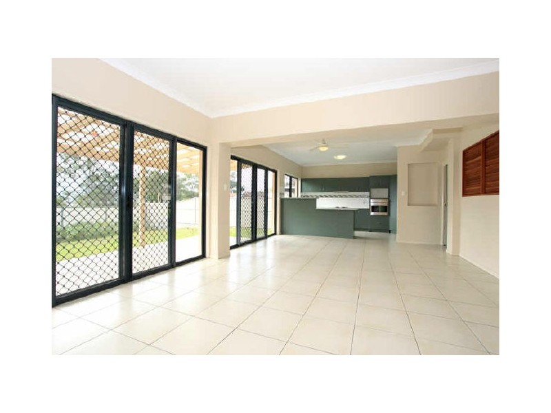 4 Sandy Cove Place, Redland Bay QLD 4165