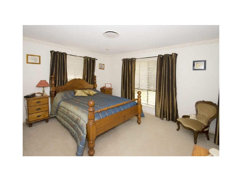 7 Kimbolton Drive, Redland Bay QLD 4165