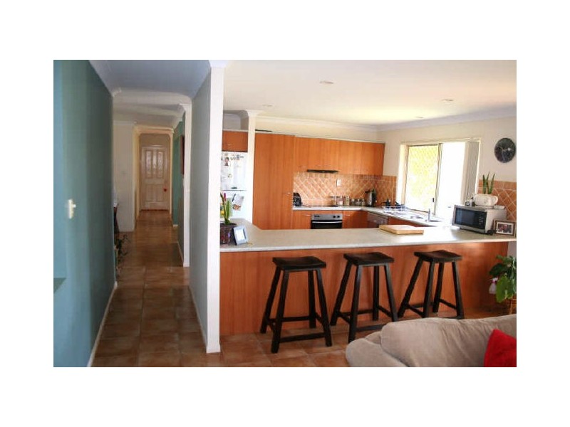 2 Brampton Close, Redland Bay QLD 4165