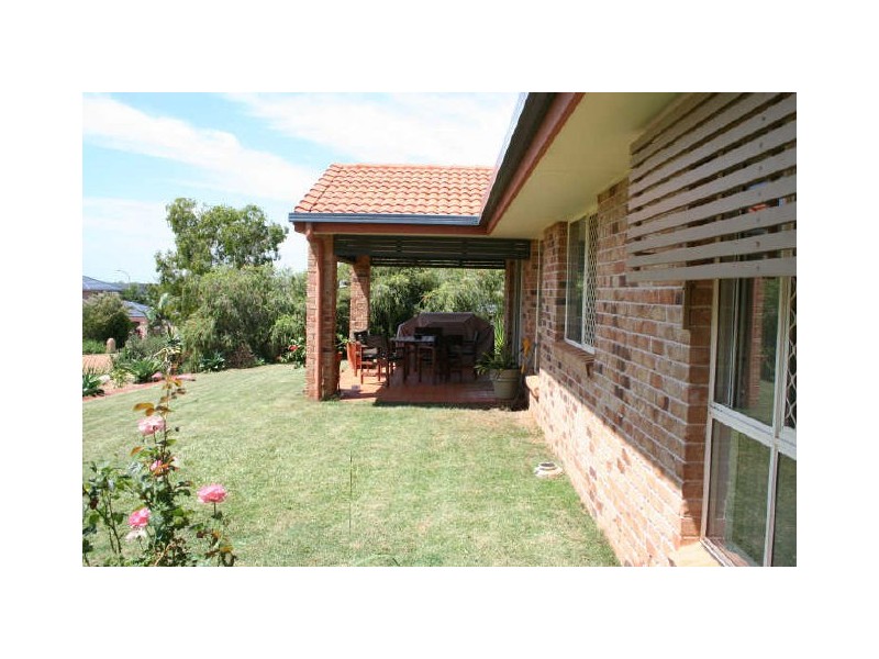 2 Brampton Close, Redland Bay QLD 4165