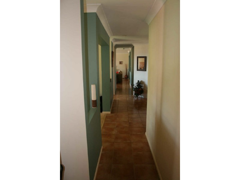 2 Brampton Close, Redland Bay QLD 4165