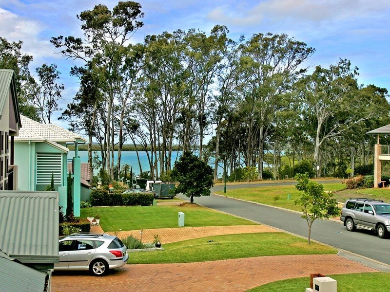 4 Sandy Cove Place, Redland Bay QLD 4165