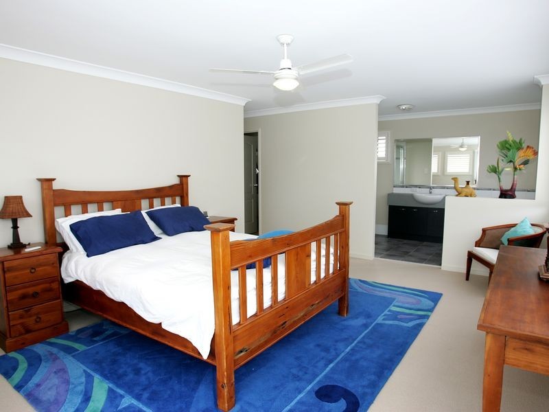 4 Sandy Cove Place, Redland Bay QLD 4165