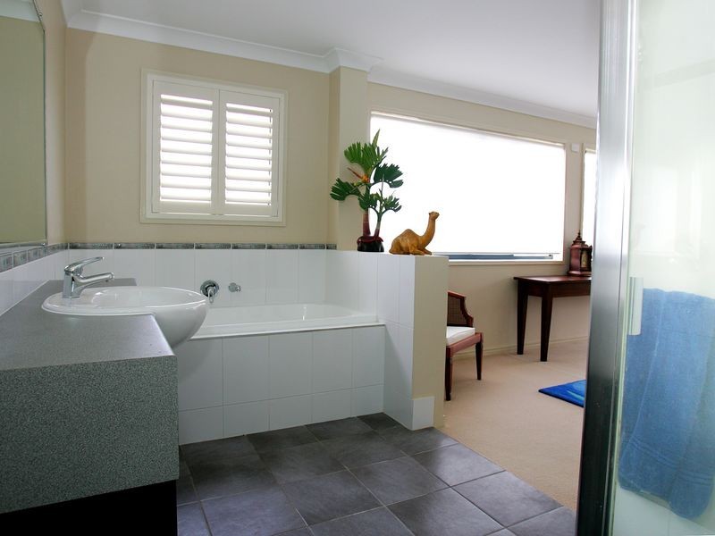 4 Sandy Cove Place, Redland Bay QLD 4165