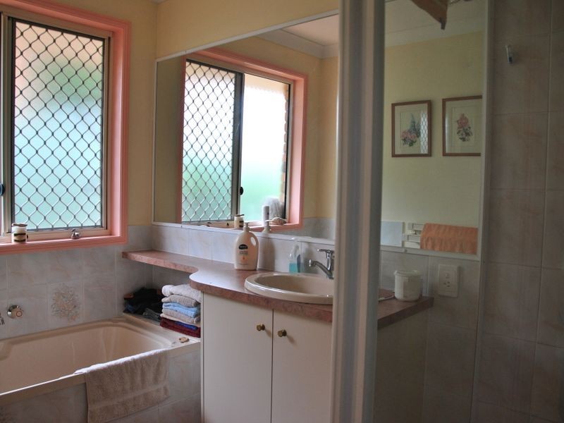 1 Buckler Court, Redland Bay QLD 4165