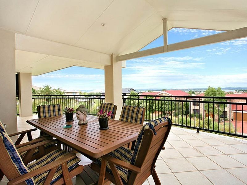 8 Bribie Close, Redland Bay QLD 4165