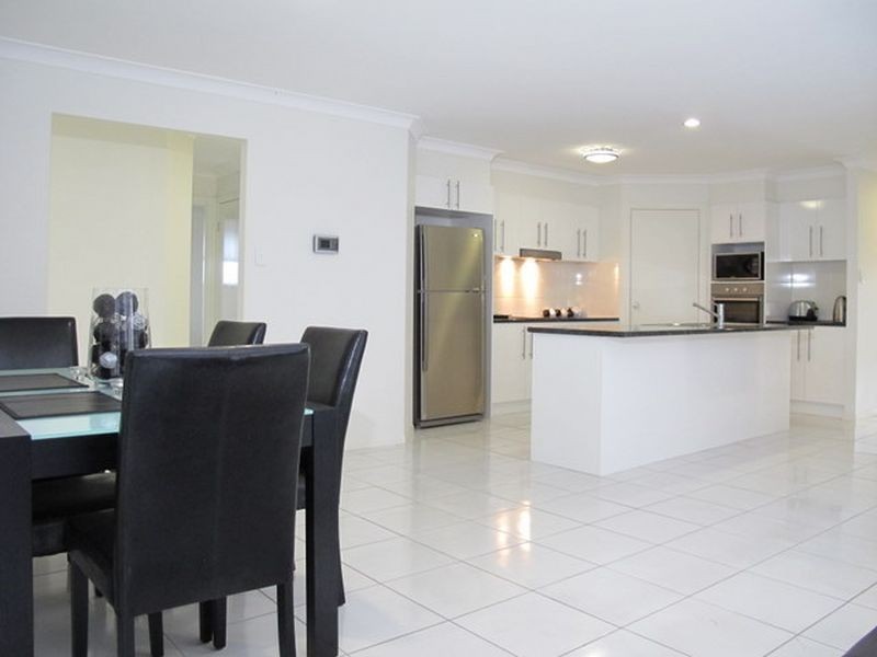 2 Lizard Place, Redland Bay QLD 4165