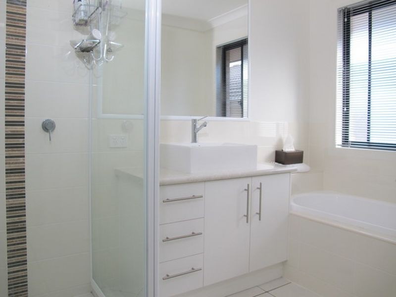 2 Lizard Place, Redland Bay QLD 4165