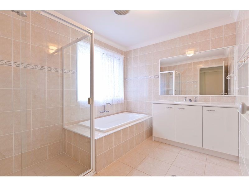 16 Magnetic Place, Redland Bay QLD 4165