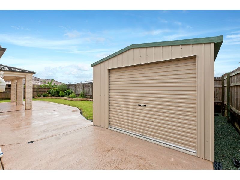 16 Magnetic Place, Redland Bay QLD 4165