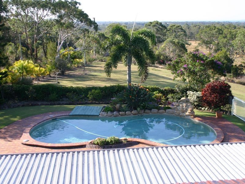 30 Giles Road, Redland Bay QLD 4165