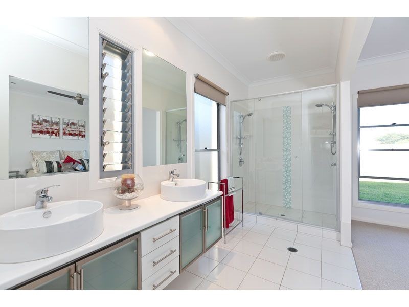 67 Spinnaker Circuit, Redland Bay QLD 4165
