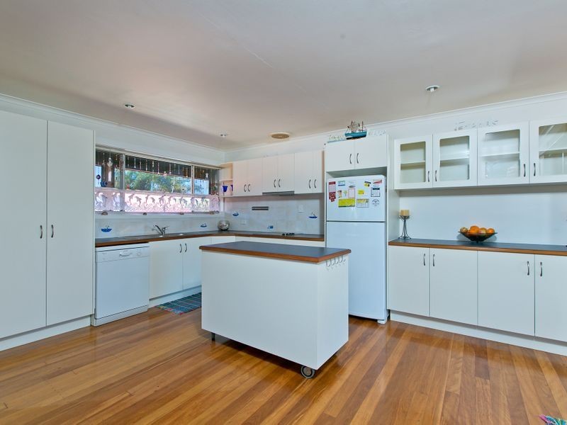8 Beach Court, Victoria Point QLD 4165