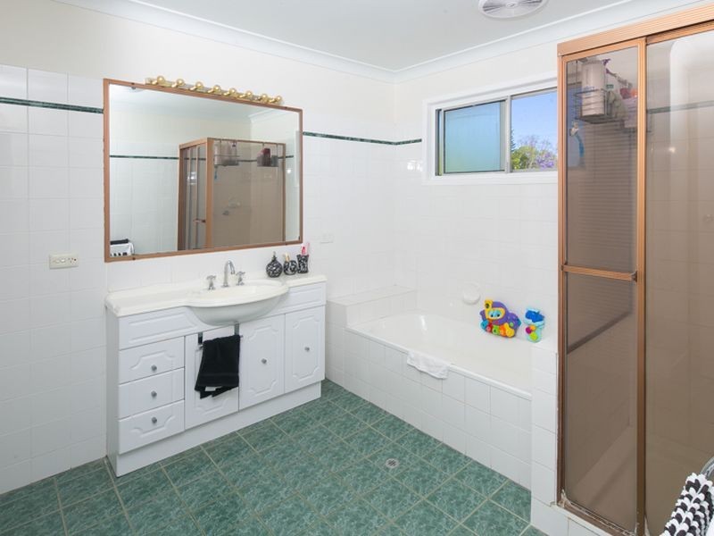 18 Marine Street, Redland Bay QLD 4165