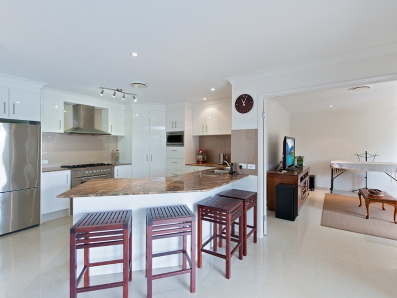 4 Huntly Place, Redland Bay QLD 4165