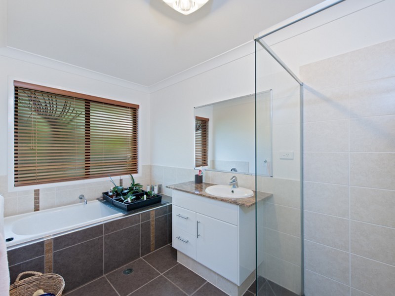 4 Huntly Place, Redland Bay QLD 4165