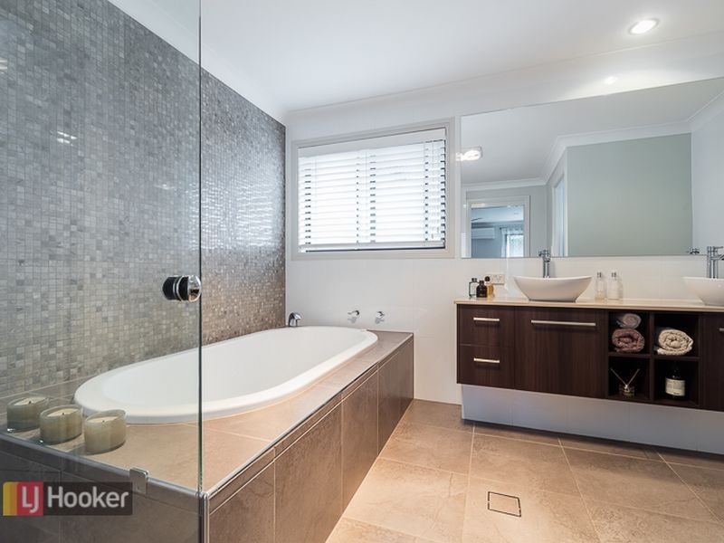 8 Epsom Court, Carindale QLD 4152