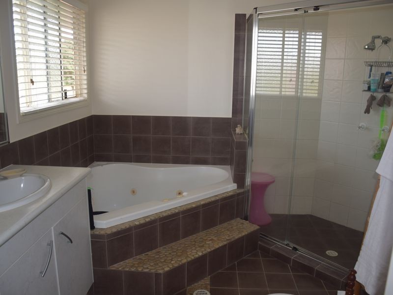 5 Creedin Court, Redland Bay QLD 4165