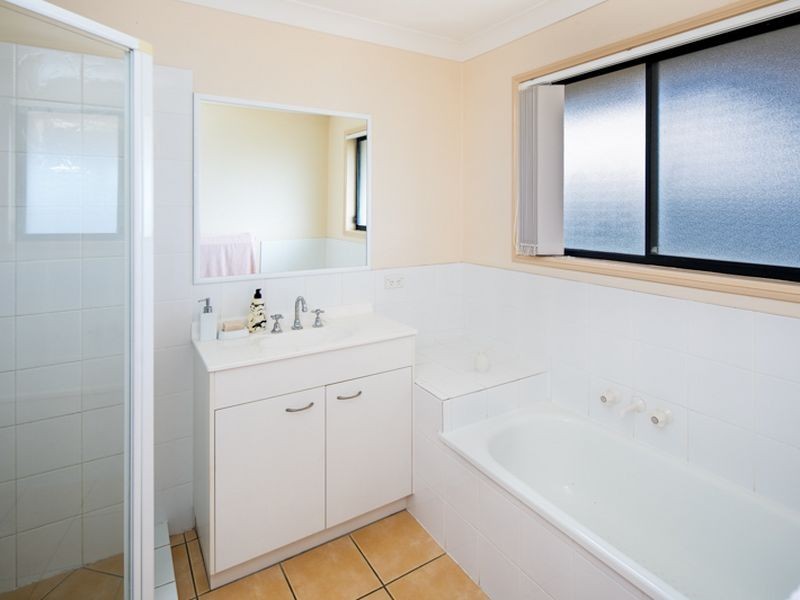 1 Lindeman Place, Redland Bay QLD 4165