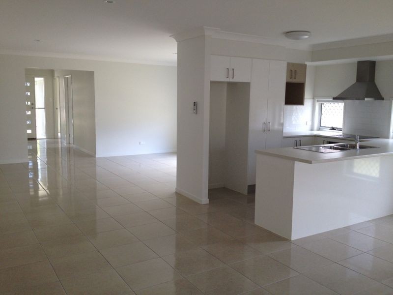 9 MAUD STREET, Windaroo QLD 4207