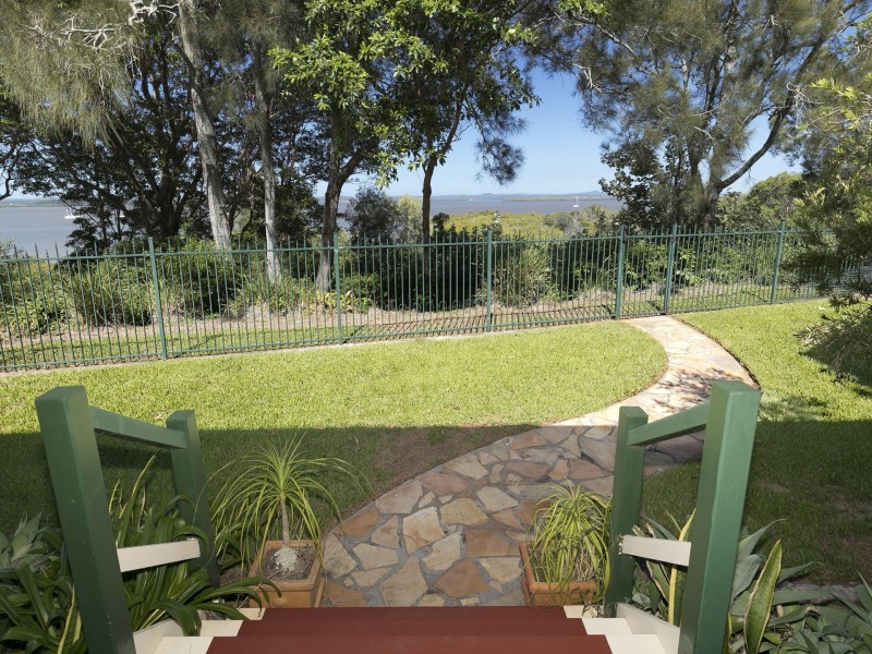 8 Bartlett Terrace, Redland Bay QLD 4165