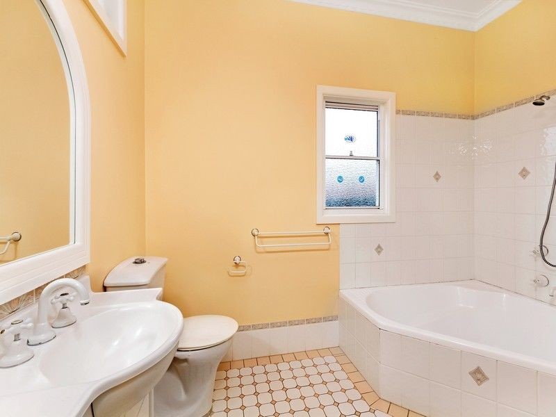 6 Melbourne Street, East Gosford NSW 2250