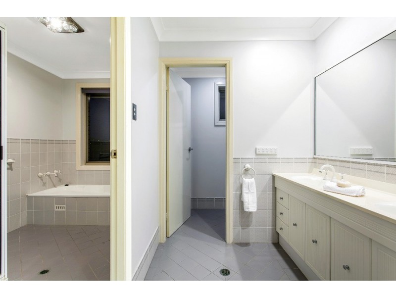 25 Walch Avenue, Bateau Bay NSW 2261