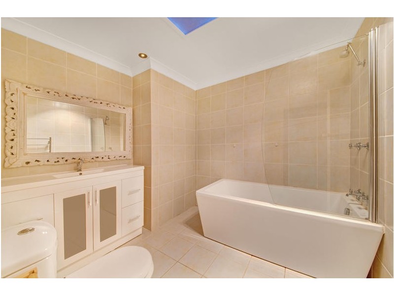 8 Lock Avenue, Springfield NSW 2250