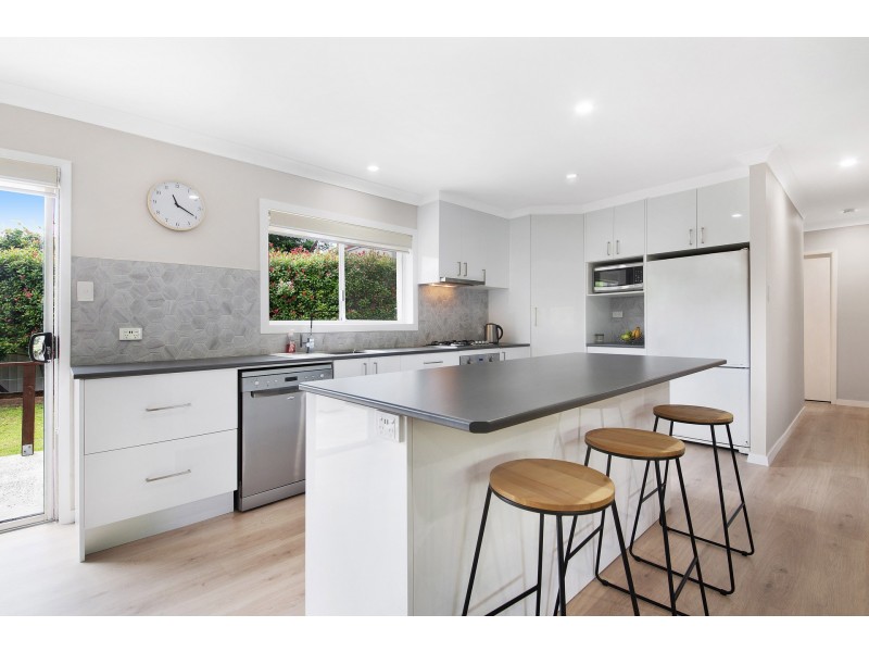 1 Sunland Place, Wyoming NSW 2250