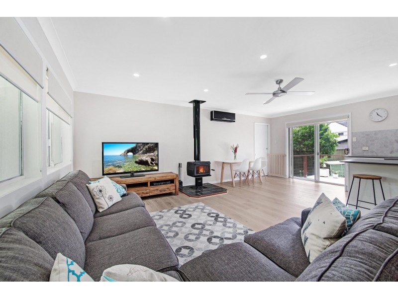 1 Sunland Place, Wyoming NSW 2250