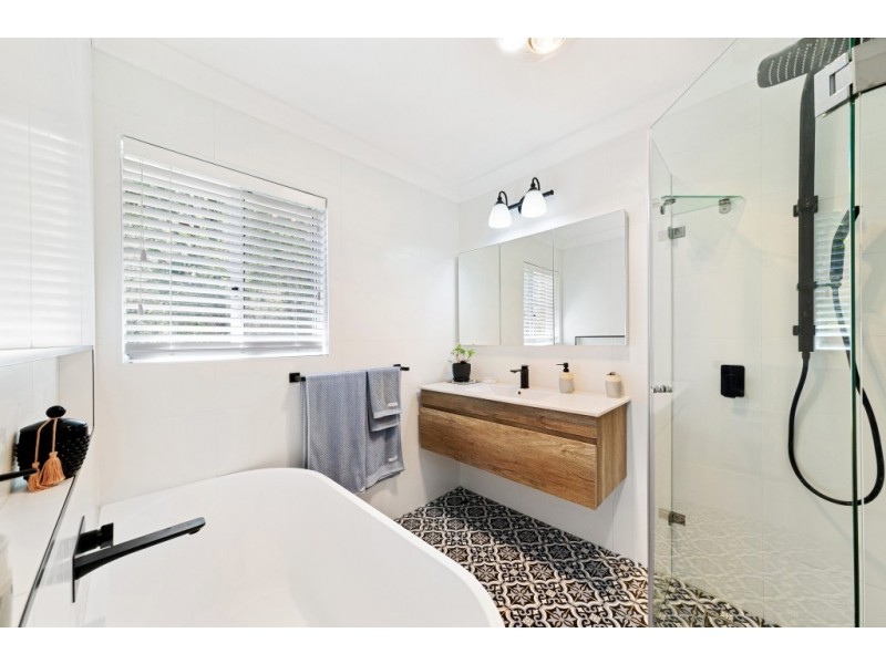 9 Drumalbyn Close, Wyoming NSW 2250