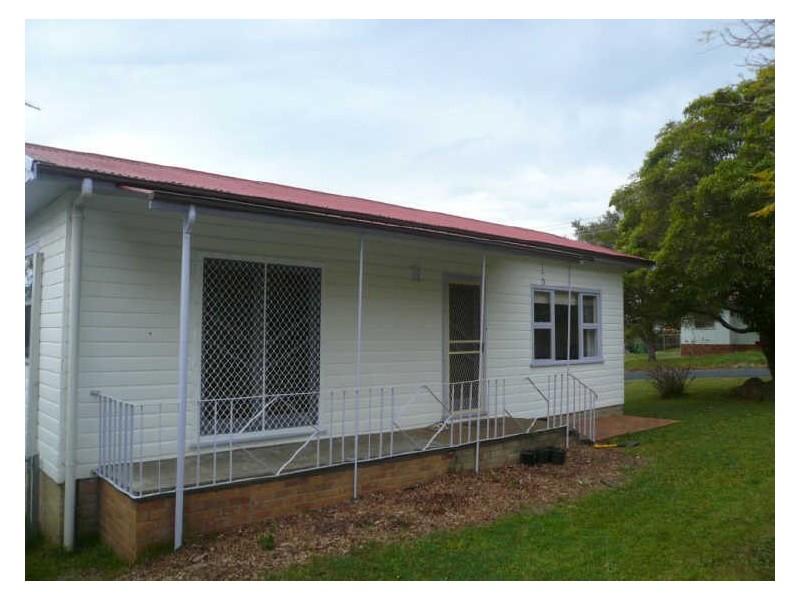 8 Matthews Parade, Point Clare NSW 2250