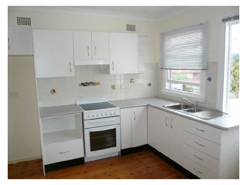 8 Matthews Parade, Point Clare NSW 2250