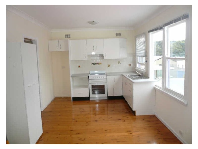8 Matthews Parade, Point Clare NSW 2250