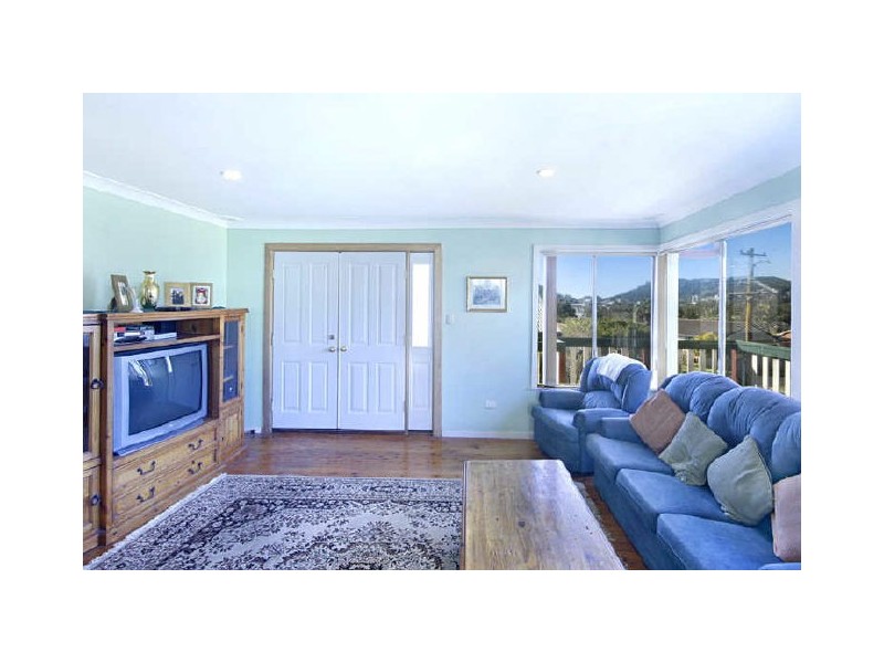 6 COLLARD ROAD, Point Clare NSW 2250