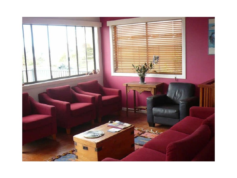 24 HUGHES STREET, Point Clare NSW 2250