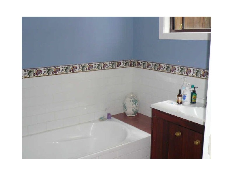 24 HUGHES STREET, Point Clare NSW 2250