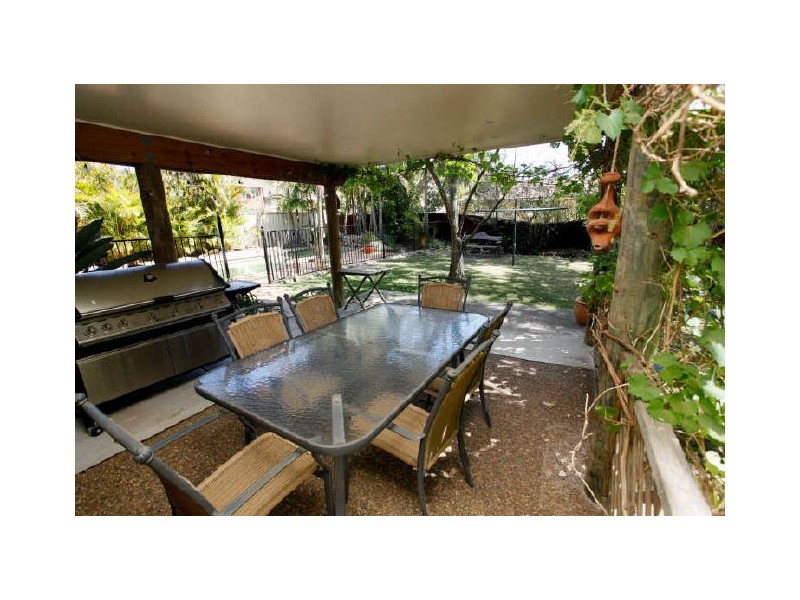 8 JIRRAH AVENUE, Point Clare NSW 2250