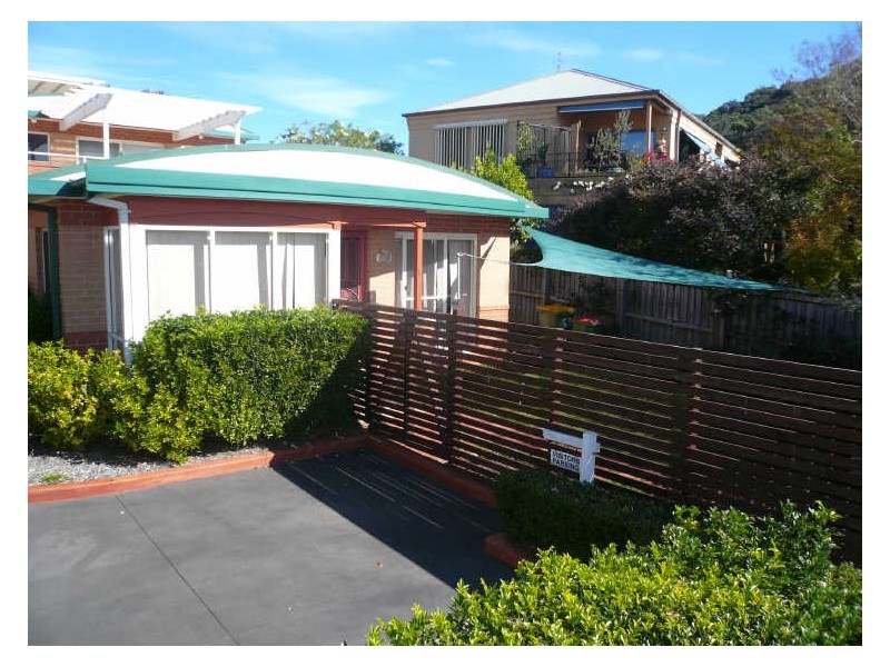 1/5 Broadwater Street, Point Clare NSW 2250