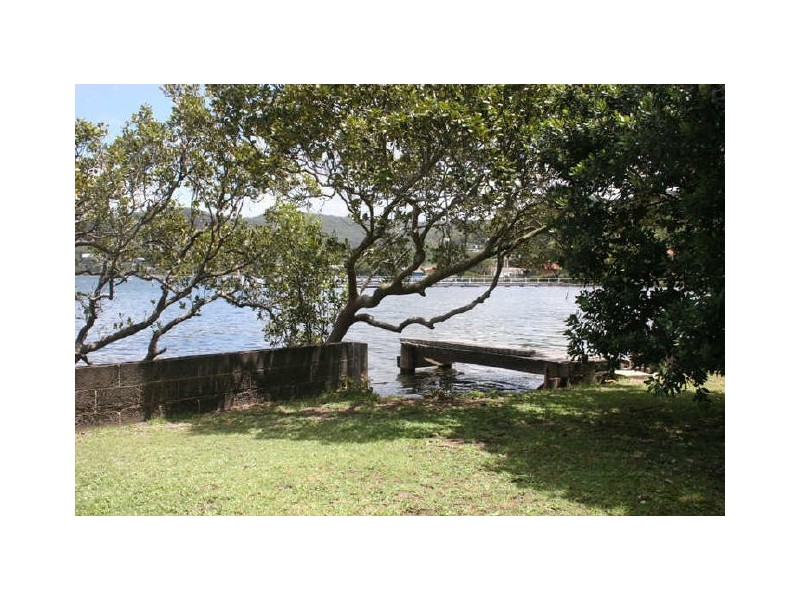 6 Coogee Road, Point Clare NSW 2250