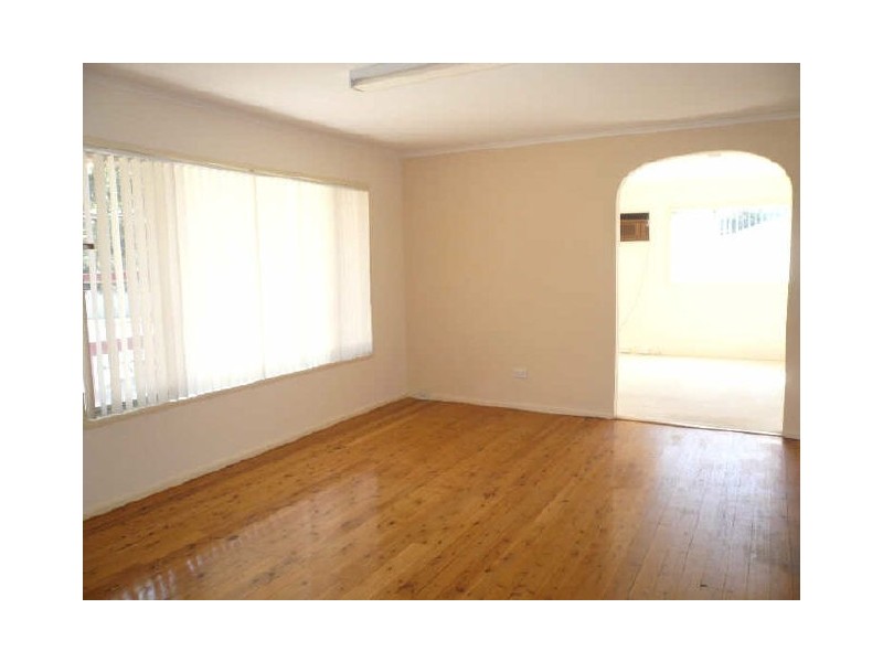 2 Koolinda Ave, Point Clare NSW 2250