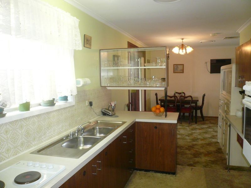 8 SUNSHINE DRIVE, Point Clare NSW 2250