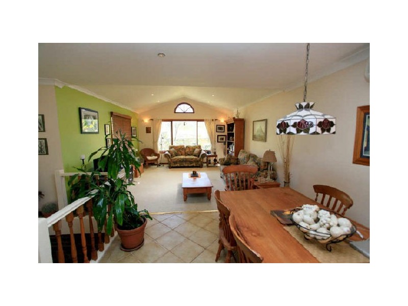 8 Jirrah Avenue, Point Clare NSW 2250