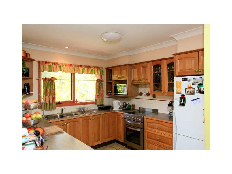 8 Jirrah Avenue, Point Clare NSW 2250