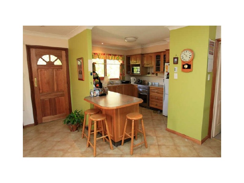 8 Jirrah Avenue, Point Clare NSW 2250