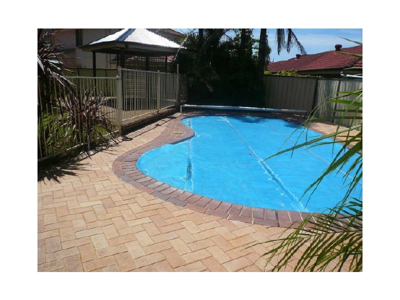 4 McKellar Close, Point Clare NSW 2250